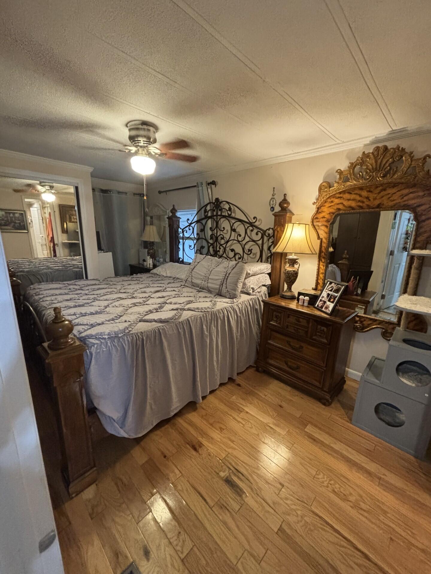 COUNTRY KNOLLS - Residential