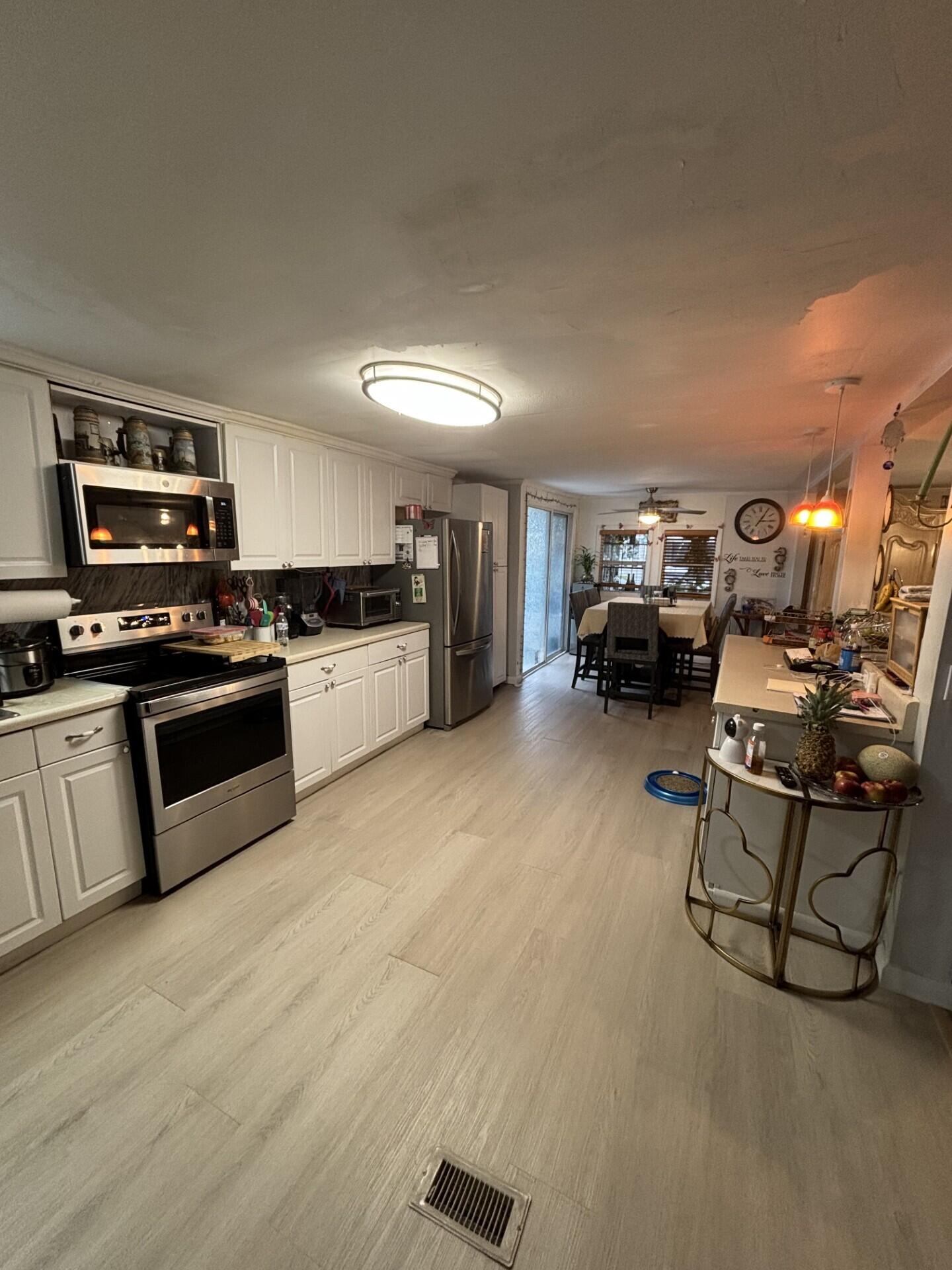 COUNTRY KNOLLS - Residential