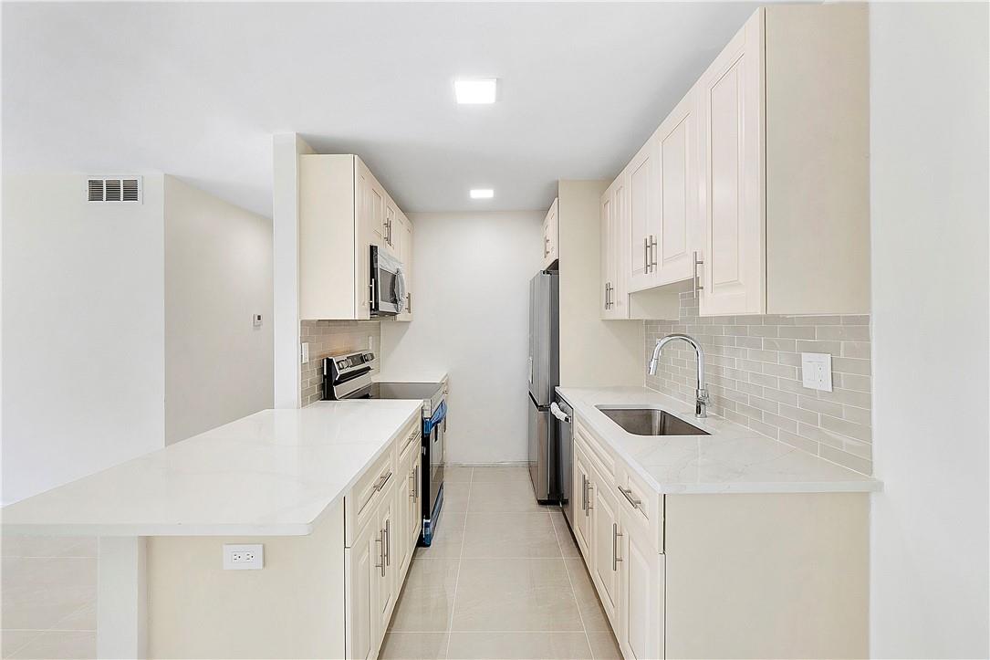 Welcome home! This is a beautiful, ready-to-move condo near the heart of Coral Springs. Near maojr highways, shopping centers, restaurants, and top rated schools. Home owner took very good care of this apartment and remodeled it in 2023, making this into a spacious, functional place to live. Appliances, including kitchen and laundry, paint, flooring, and countertops were all replaced in this remo. Don't miss out on the opportunity to live in this gorgeous place!
HOA approval required, minimum of 650 credit score. Please contact Grant Property Management for further cost and application info.