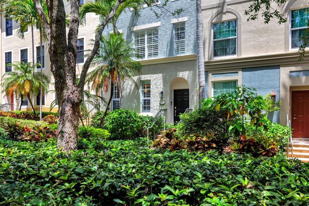 Photo of 670 Fern Street, West Palm Beach, FL 33401 (MLS # B26021394)