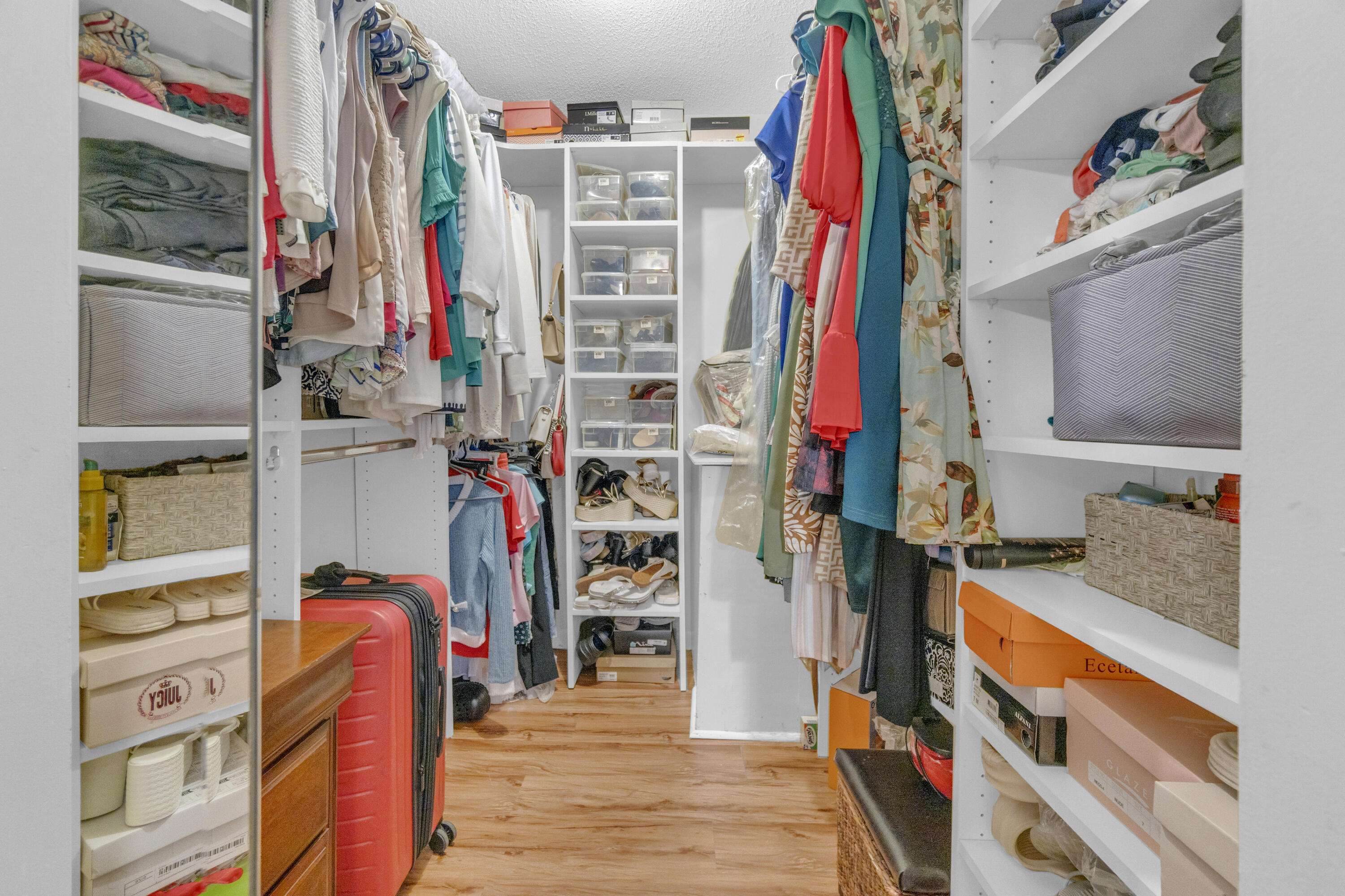 LAKESIDE VILLAGE - Residential