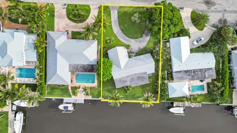 Photo of 16 Country Club Circle, Tequesta, FL 33469 (MLS # B26060241)