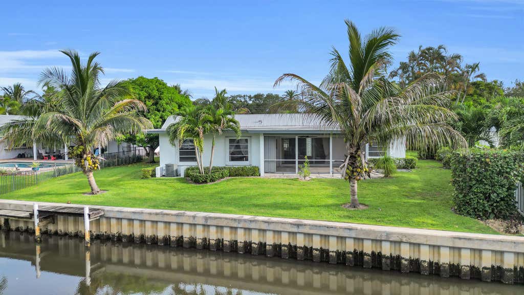 Photo of 16 Country Club Circle, Tequesta, FL 33469 (MLS # B26060241)