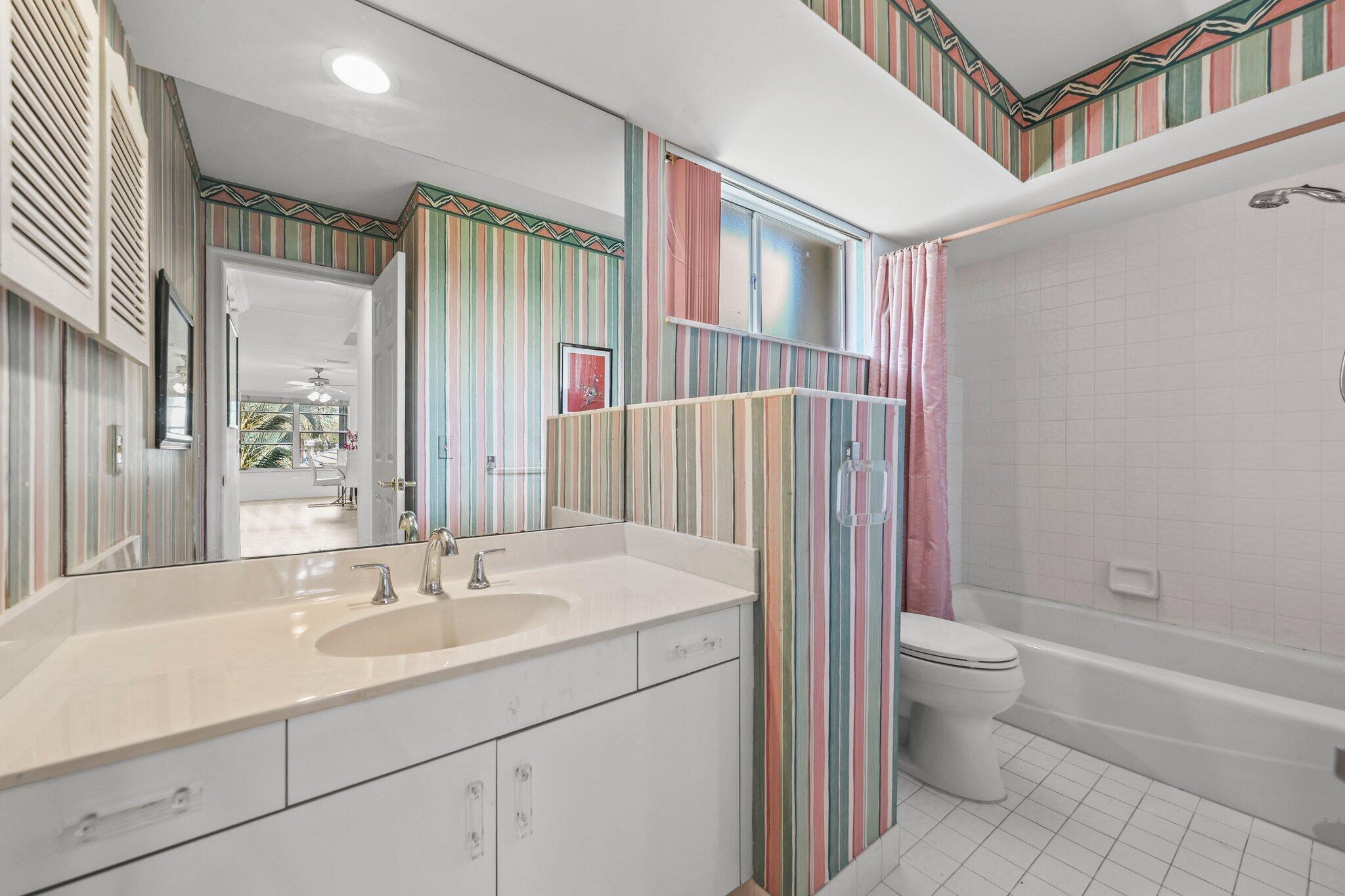 FORSYTH PARK COND DECL FILED 5-23-84 - Residential