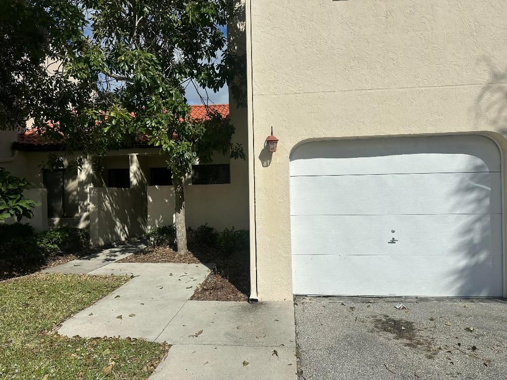 Photo of 8 Via De Casas Sur #103, Boynton Beach, FL 33426 (MLS # R11044217)