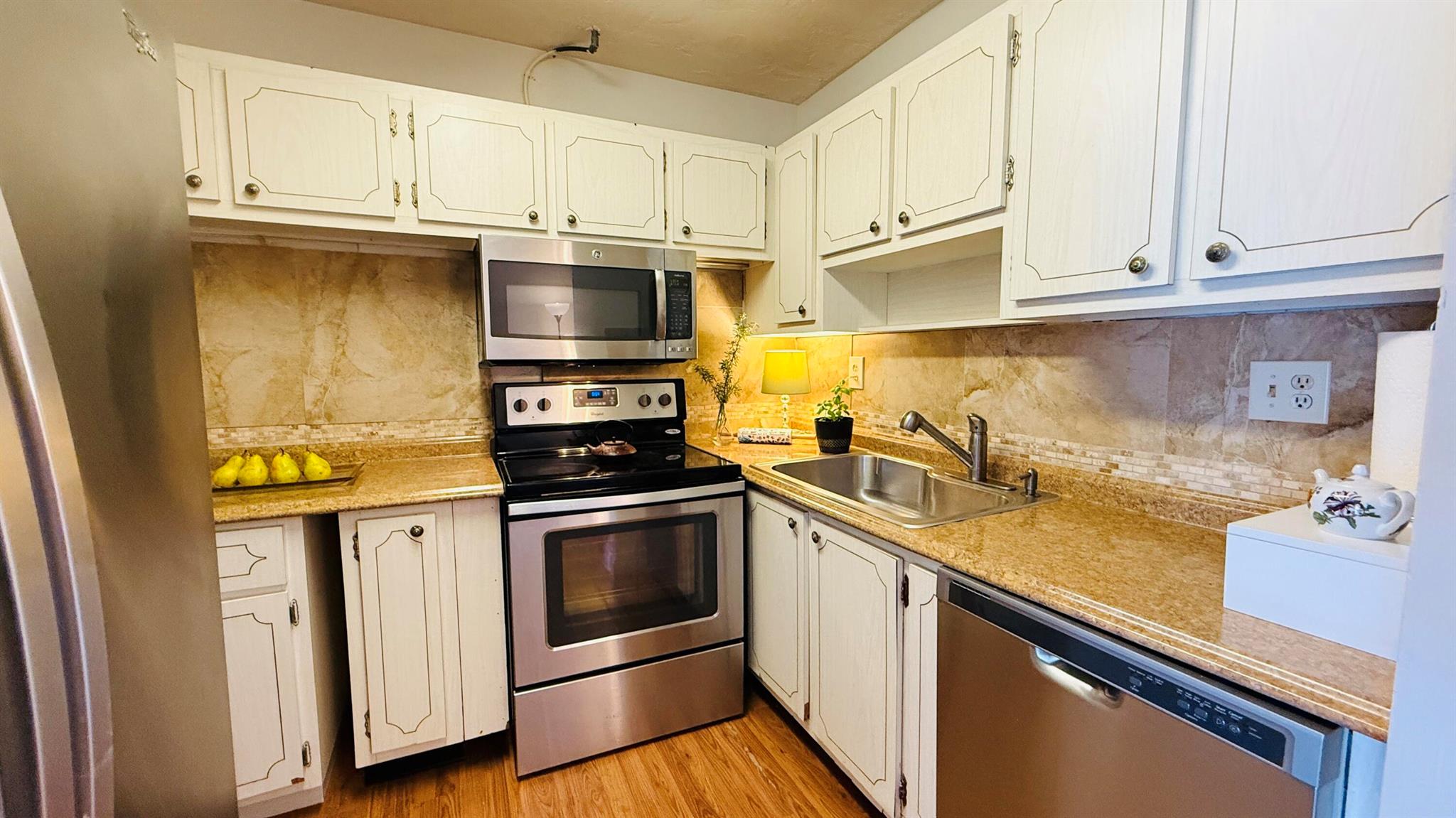 LAKESIDE POINT APT 4 COND - Residential Lease