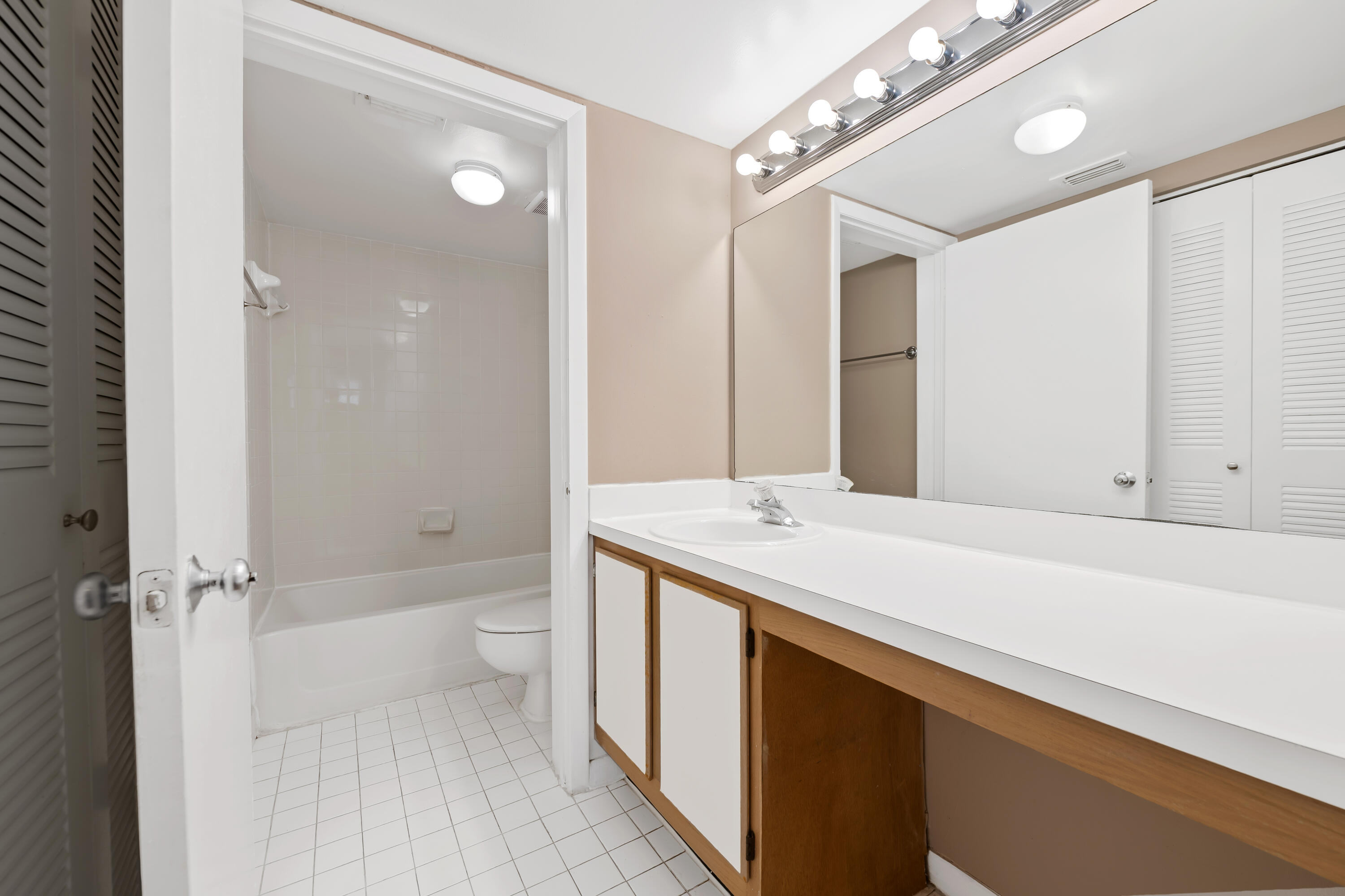 LAKEVIEW CLUB CONDO - Residential