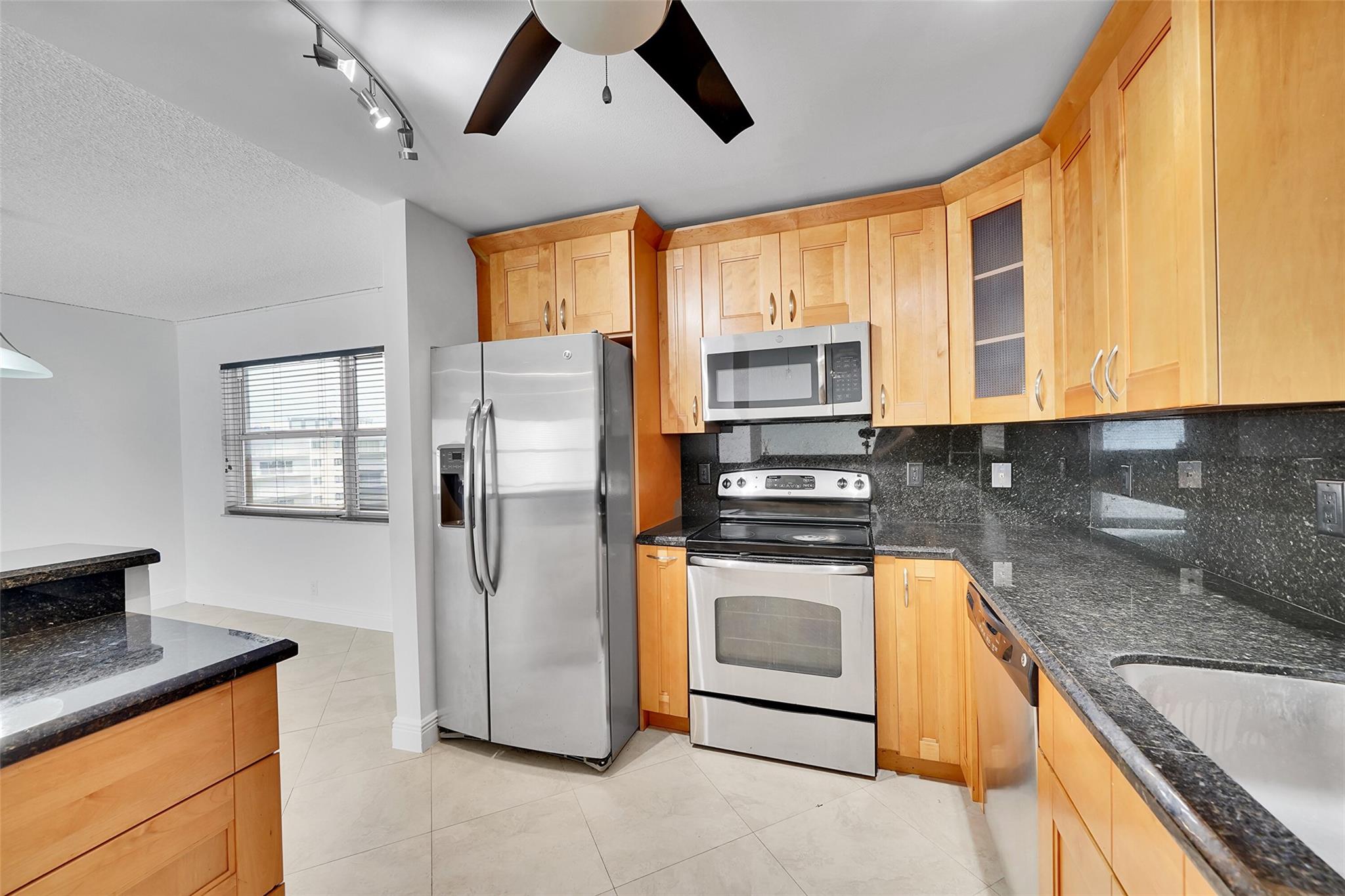 121 Golden Isles Dr 507