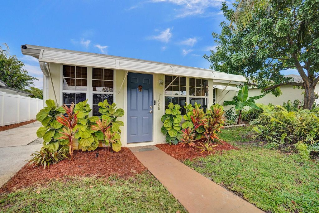 Photo of 1008 SE 3rd Street, Boynton Beach, FL 33435 (MLS # R11083116)