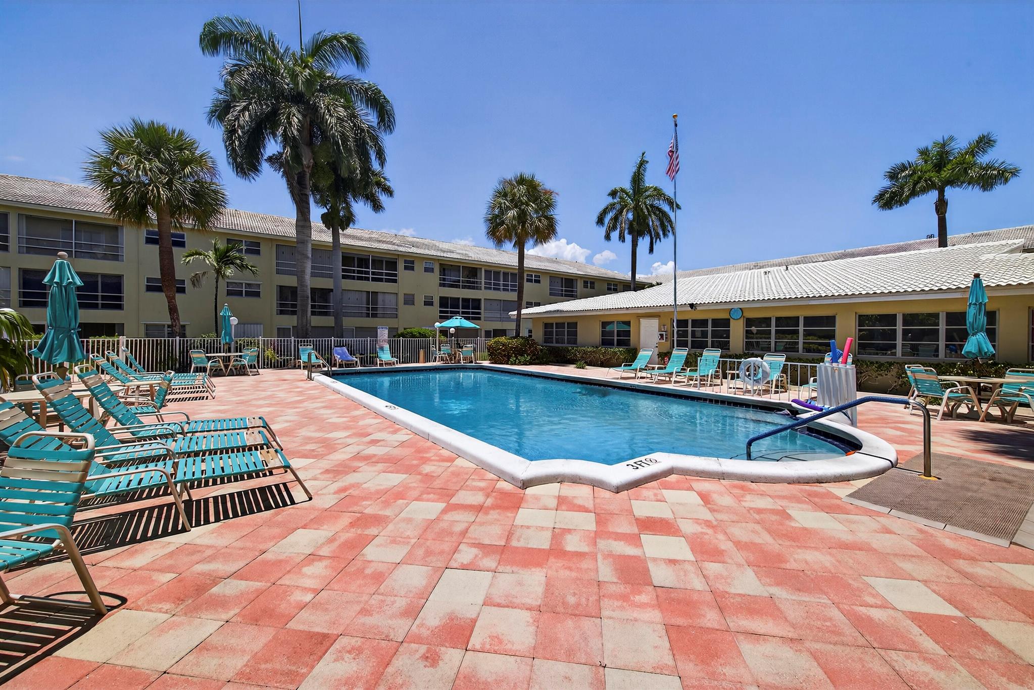 LIGHTHOUSE POINT GARDENS - Residential