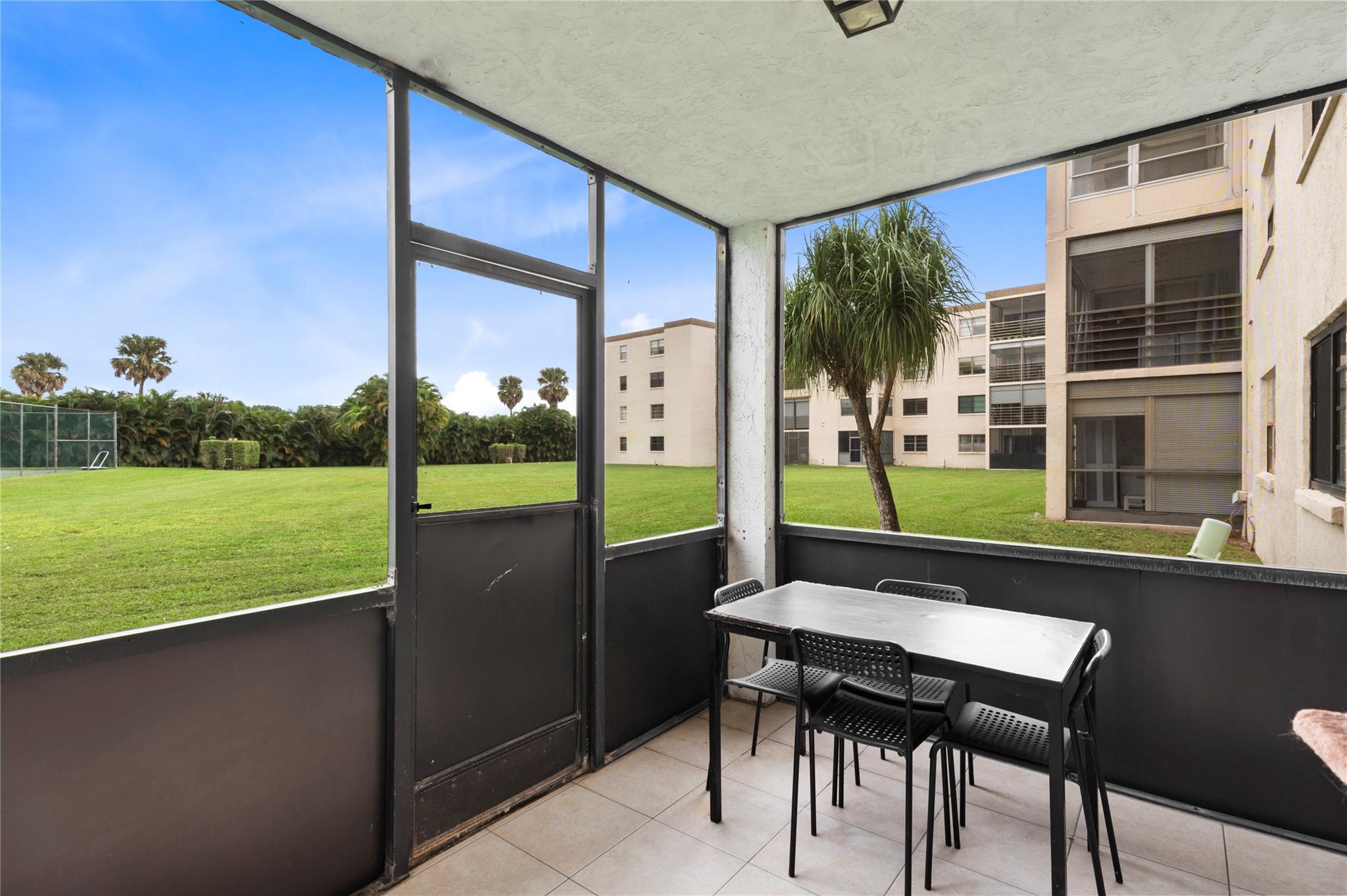 9300 SW 8th St 102, Boca Raton, FL, 33428/$244,900 2 9300 SW 8th St 102
