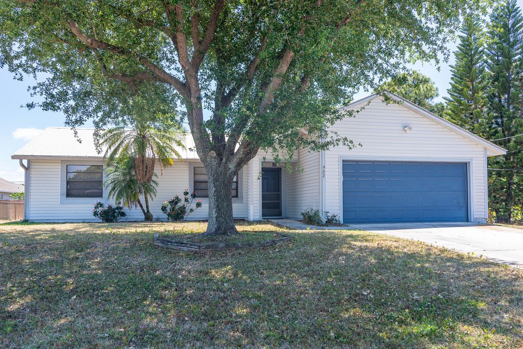 Photo of 922 SW Dubois Avenue, Port Saint Lucie, FL 34953 (MLS # R10982945)