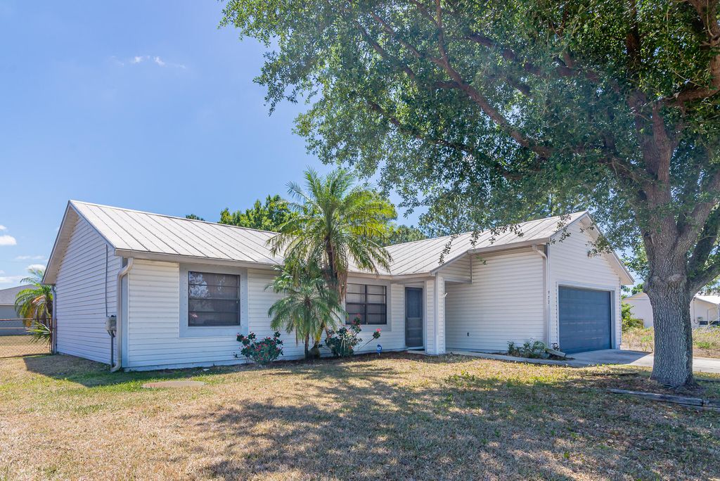Photo of 922 SW Dubois Avenue, Port Saint Lucie, FL 34953 (MLS # R10982945)