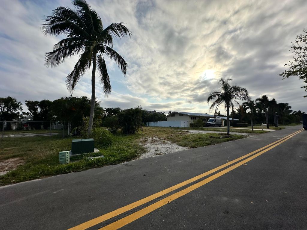 Photo of 124 Cascade Lane S, Palm Beach Shores, FL 33404 (MLS # R11038033)