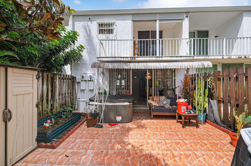 Photo of 928 NE 27th Avenue, Hallandale Beach, FL 33009 (MLS # B26011543)