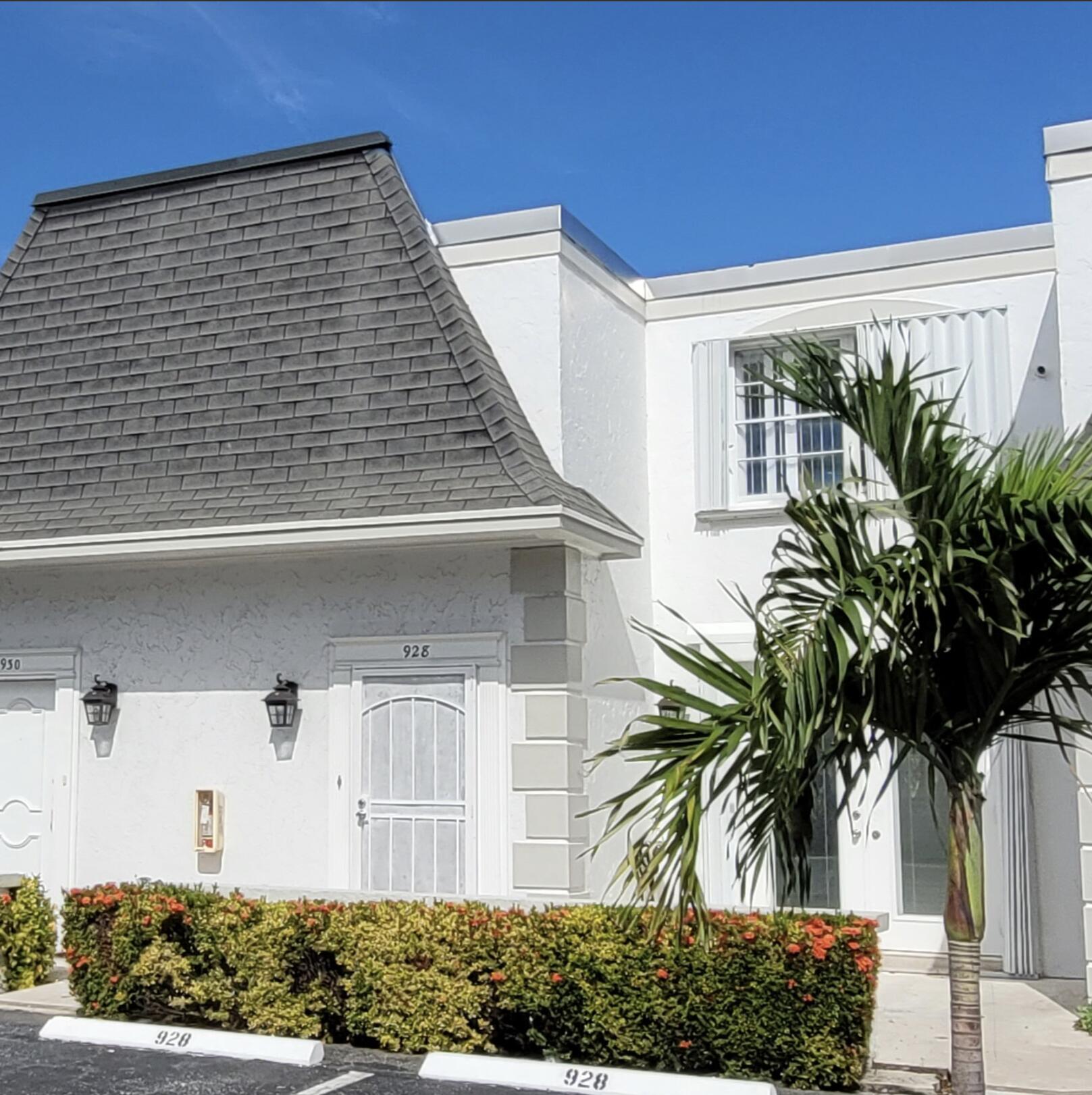 TOWNHOUSES OF VENETIAN PARK - Residential