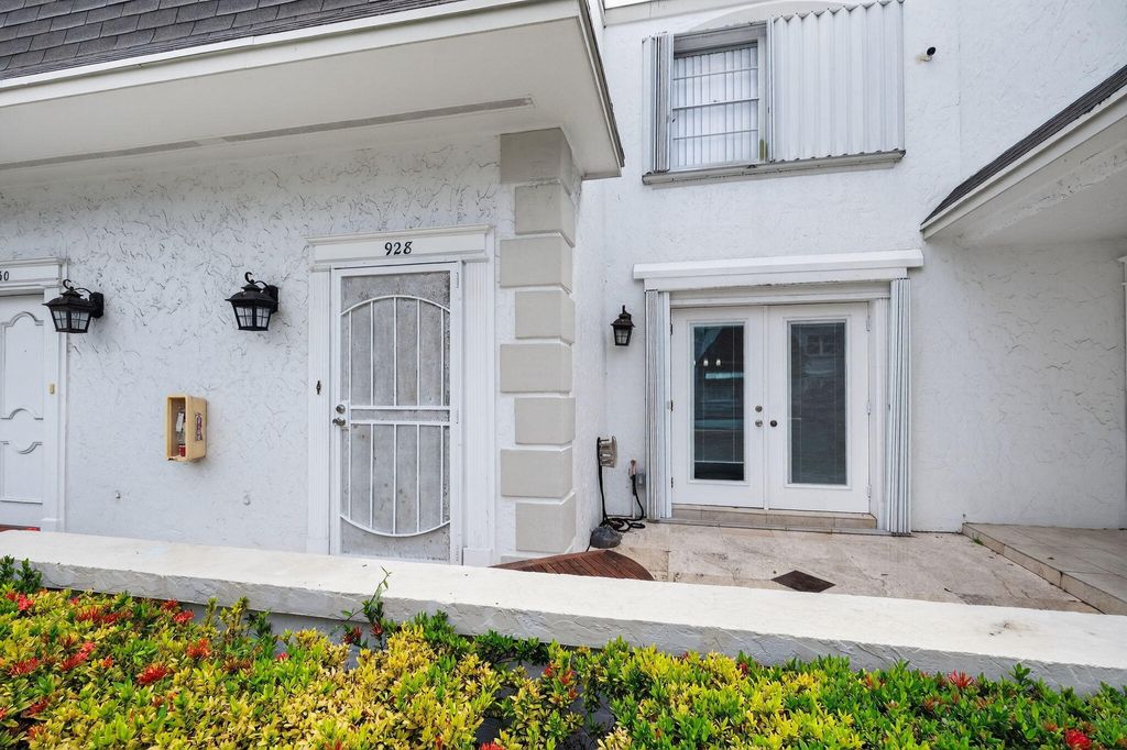 Photo of 928 NE 27th Avenue, Hallandale Beach, FL 33009 (MLS # B26011543)