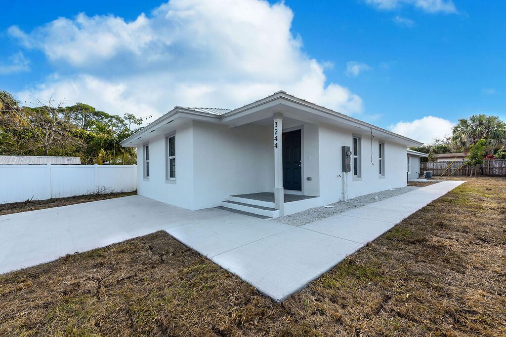 Photo of 3244 SE Jefferson Street, Stuart, FL 34997 (MLS # R11157329)