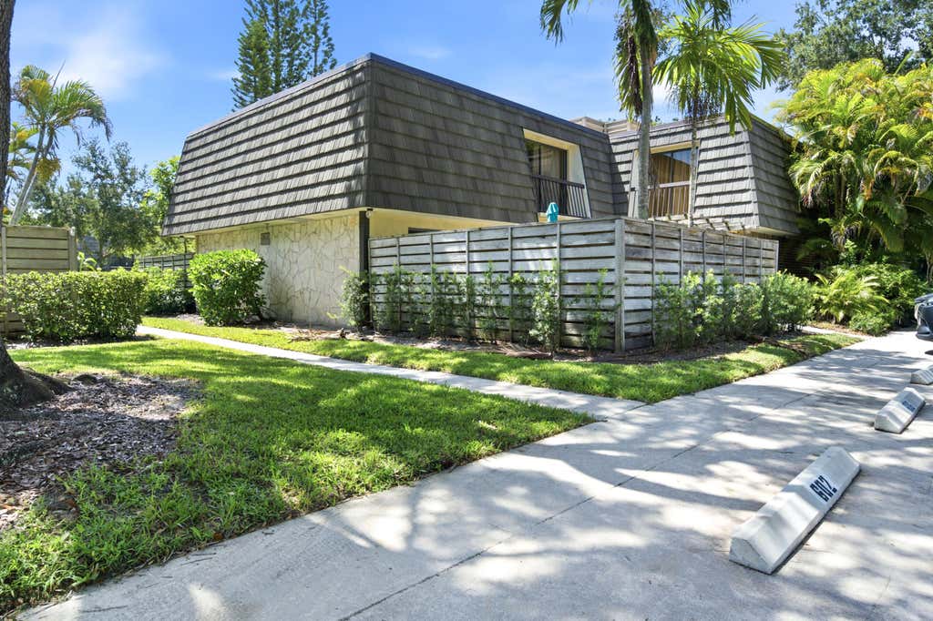 Photo of 605 6TH Terrace, Palm Beach Gardens, FL 33418 (MLS # B26055727)