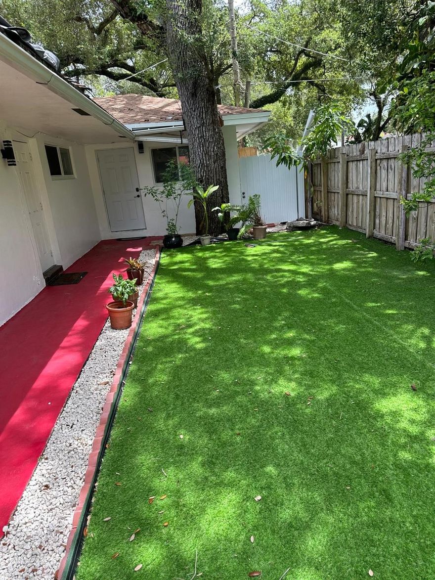 BEAUTIFUL 2 BEDROOMS, 1 BATHROOM APPARTMENT LOCATED IN A DESIRABLE AREA.  THE PROPERTY IS COMPLETELY REMODLED AND READY TO MOVE IN. ALL AGES ARE WELCOME