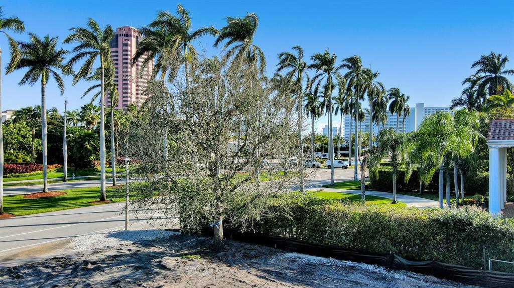 ROYAL PALM YACHT & COUNTR - Land