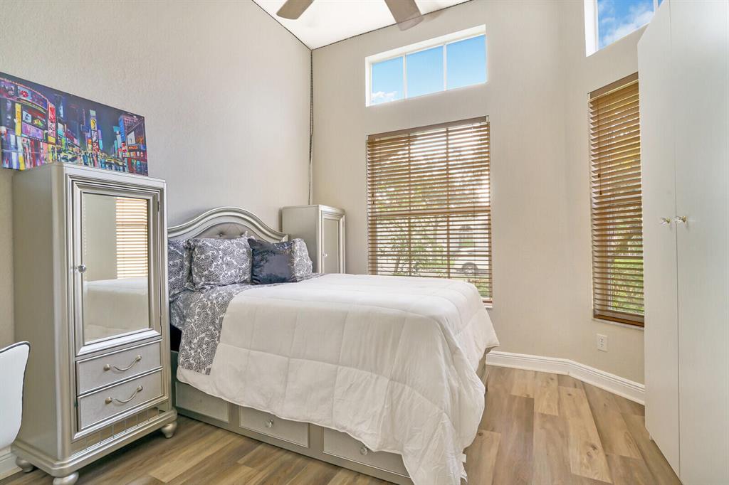 SATURNIA - Residential