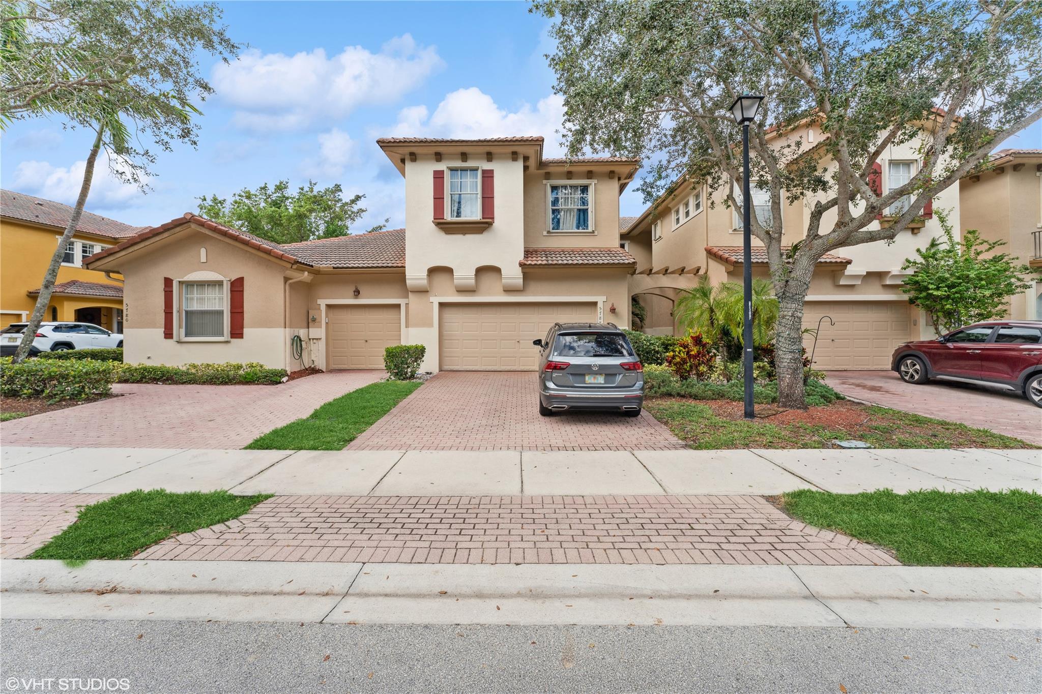 UPDATED 3 BED 2.5 BATH 2 CAR GARAGE TOWNHOME IN HERON BAY WITH AWARD WINNING PARKLAND SCHOOL DISTRICT. NEW GRAY PAINT ON THE INTERIOR, NEW GRAY VINYL FLOORS IN ALL BEDROOMS AND STAIRCASE. GOURMET CHEFS' KITCHEN WITH GRANITE COUNTER TOPS AND FULL GRANITE BACKSPLASH, STAINLESS STEEL APPLIANCES, 18X18 TILE IN ALL SOCIAL AREAS.