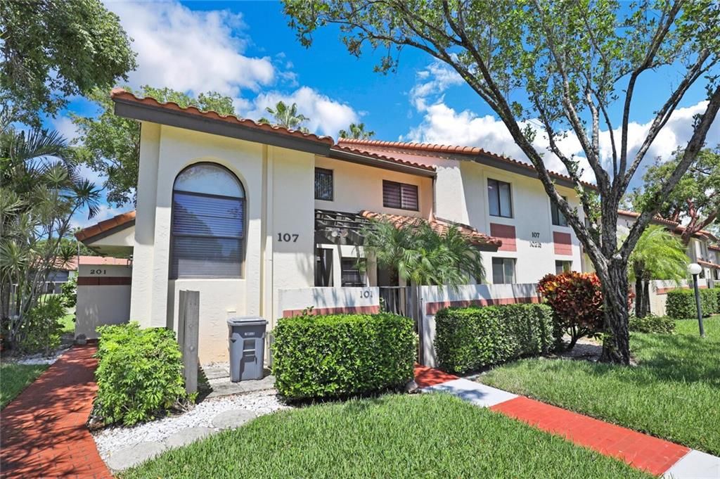 Photo of 10215 N Circle Lake Dr #101, Boynton Beach, FL 33437 (MLS # F10298136)