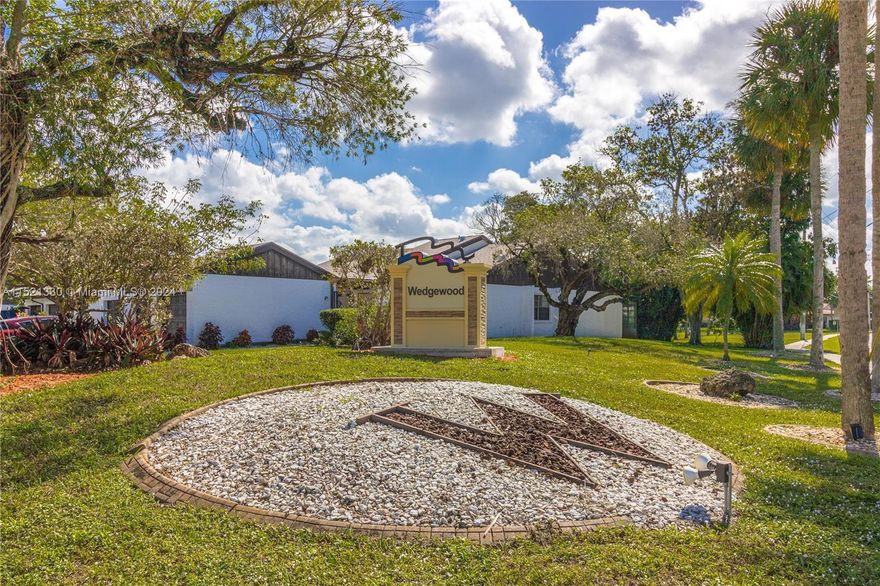 Beautiful 2-bedroom, 2-bathroom villa with a private garage. This charming home features a spacious layout, modern finishes, and plenty of natural light. Conveniently located near shopping, dining, and major highways. Perfect opportunity for comfortable living in Tamarac!