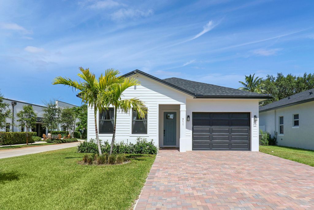 Photo of 711 N Perry Avenue, Jupiter, FL 33458 (MLS # R11009189)