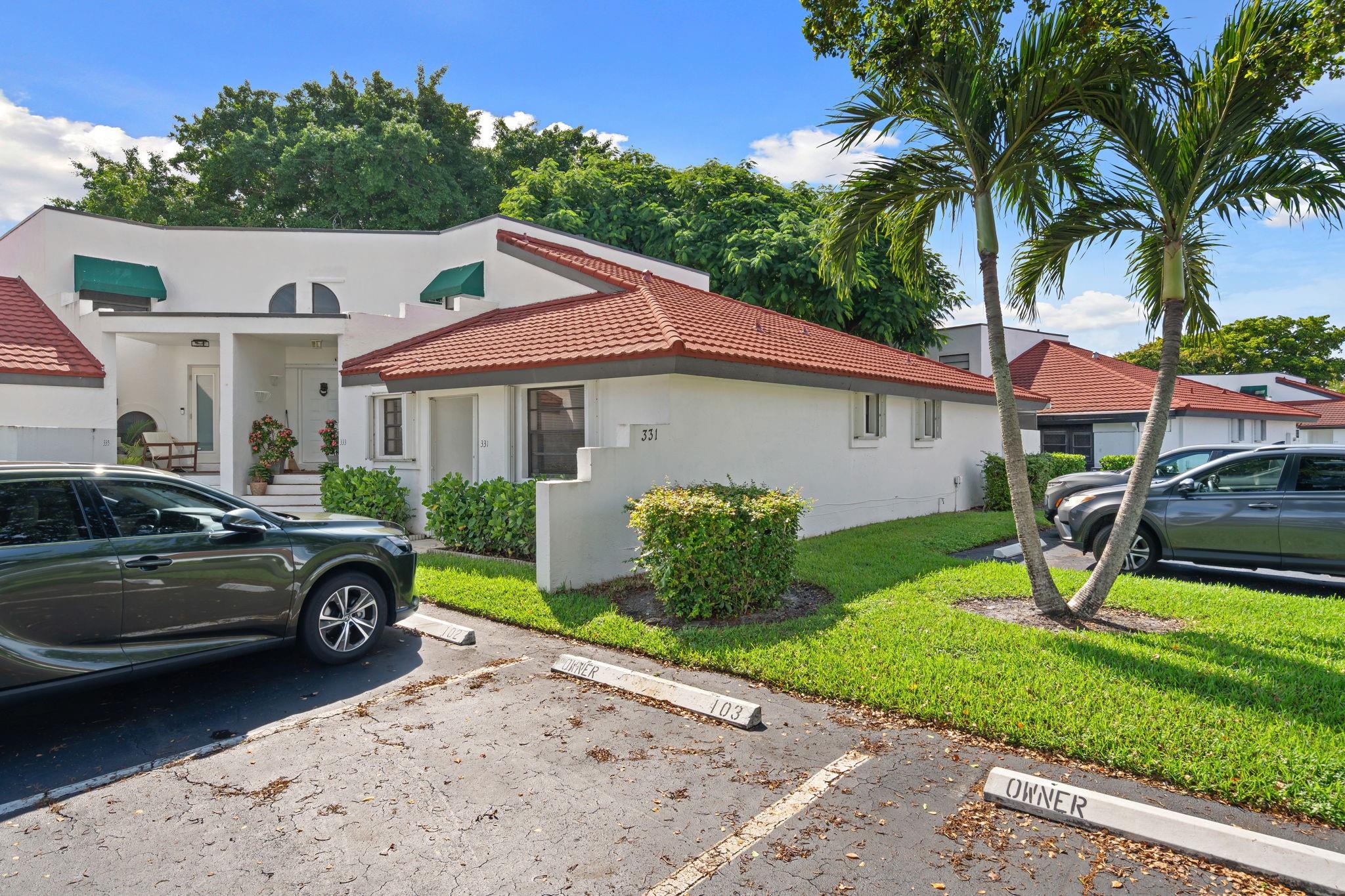 CHARMING CORNER VILLA IN THE HEART OF DEERFIELD BEACH. THIS LOVELY 2-BEDROMS, 2 BATHROOM VILLA IS JUST 10 MINUTES FROM THE BEACH. ENJOY A SPACIOUS ENCLOSED PORCH, IDEAL FOR RELAXING OR ENTERTAINING , PLUS THE SECURITY OF HURRACANE SHUTTERS. CONVENIENTLY LOCATED NEAR MAJOR HIGHWAYS, TOP RESTAURANTS, AND SHOPPING CENTERS, THIS VILLA OFFERS BOTH CONMFORT AND LIFESTYLE IN A PRIME LOCATION.