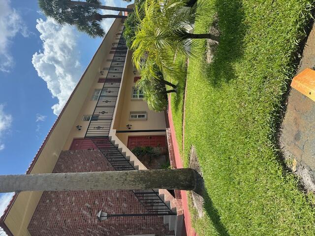 Centrally located on the 2nd floor overlooking the beautifully landscaped golf course. Screened room with storage in outstanding golfing community with included unlimited 9 hole executive golf course, heated pool, shuffleboard, library, bocce, billiards, BBQ facilities, outdoor pavilion, social clubs and activities, clubhouse with gym and additional riverfront Clubhouse on the St. Lucie River.