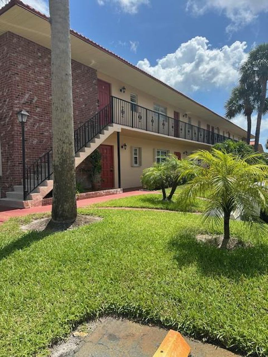 Centrally located on the 2nd floor overlooking the beautifully landscaped golf course. Screened room with storage in outstanding golfing community with included unlimited 9 hole executive golf course, heated pool, shuffleboard, library, bocce, billiards, BBQ facilities, outdoor pavilion, social clubs and activities, clubhouse with gym and additional riverfront Clubhouse on the St. Lucie River.
