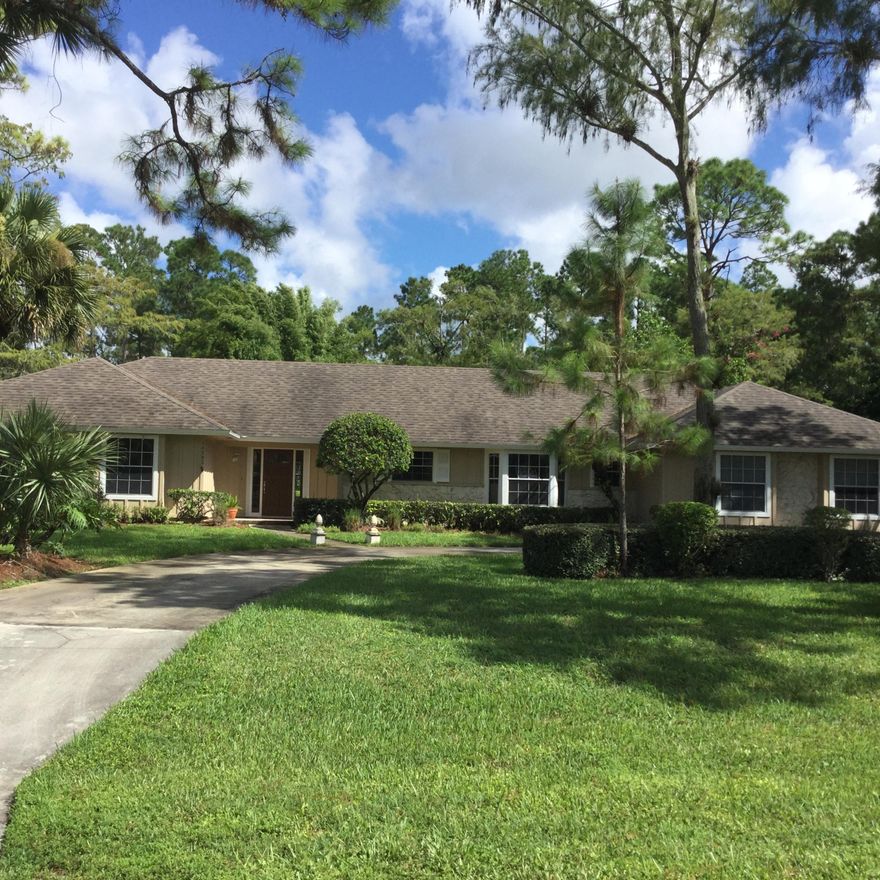 Beautiful home located in Paddock Park on 2.1 acres. Great buy for this five bedroom 4 1/2 bath 3 1/2 car garage  which has been completely redone inside and out.  It sits on 2 1/2 acres 1 acre is fully cleared the other acre is natural.  It has a beautiful pool with the Jacuzzi. Detatched guesthouse with full bath, kitchen, walk in closet along with a one car garage usable.  Brand new -bathrooms, kitchen, 48x8 porcelain wood tile thru out. Sunken bonus game room or 5th room you choose. Freshly painted interior and exterior. This won't last long at this price just move in Lots of storage and room for your toys.