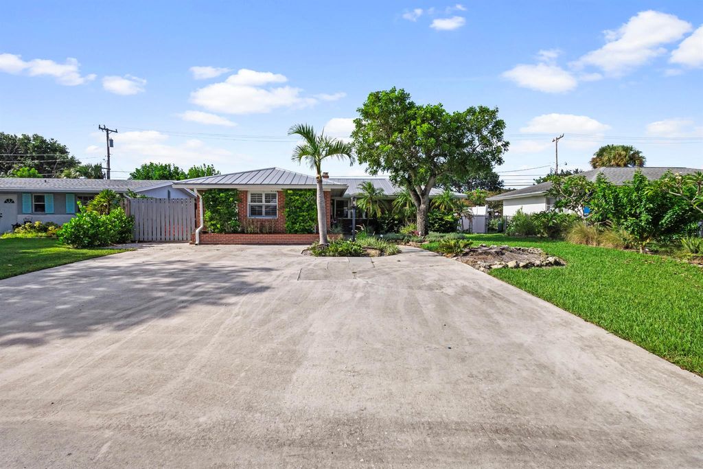 Photo of 327 Riverside Drive, Palm Beach Gardens, FL 33410 (MLS # R11009185)