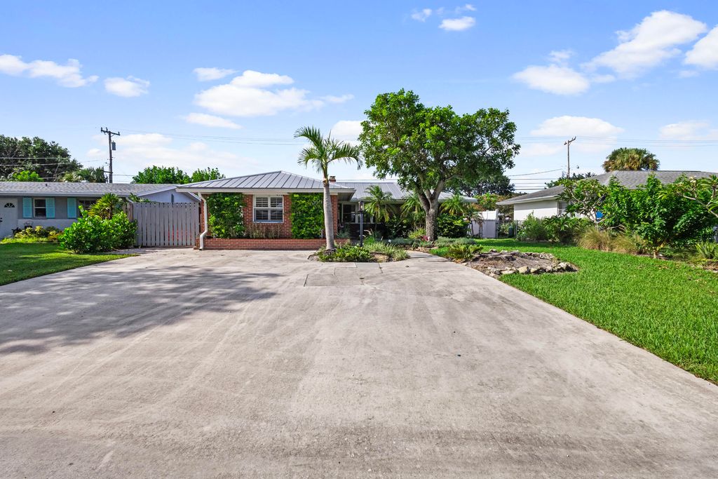 Photo of 327 Riverside Drive, Palm Beach Gardens, FL 33410 (MLS # R11009185)