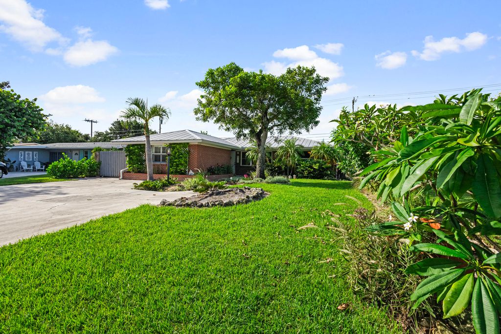 Photo of 327 Riverside Drive, Palm Beach Gardens, FL 33410 (MLS # R11009185)