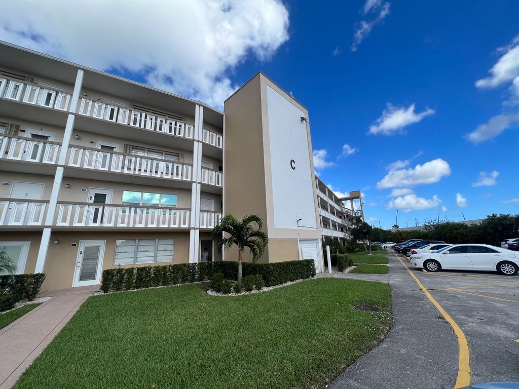 Photo of 260 Southampton C #C, West Palm Beach, FL 33417 (MLS # F10416022)