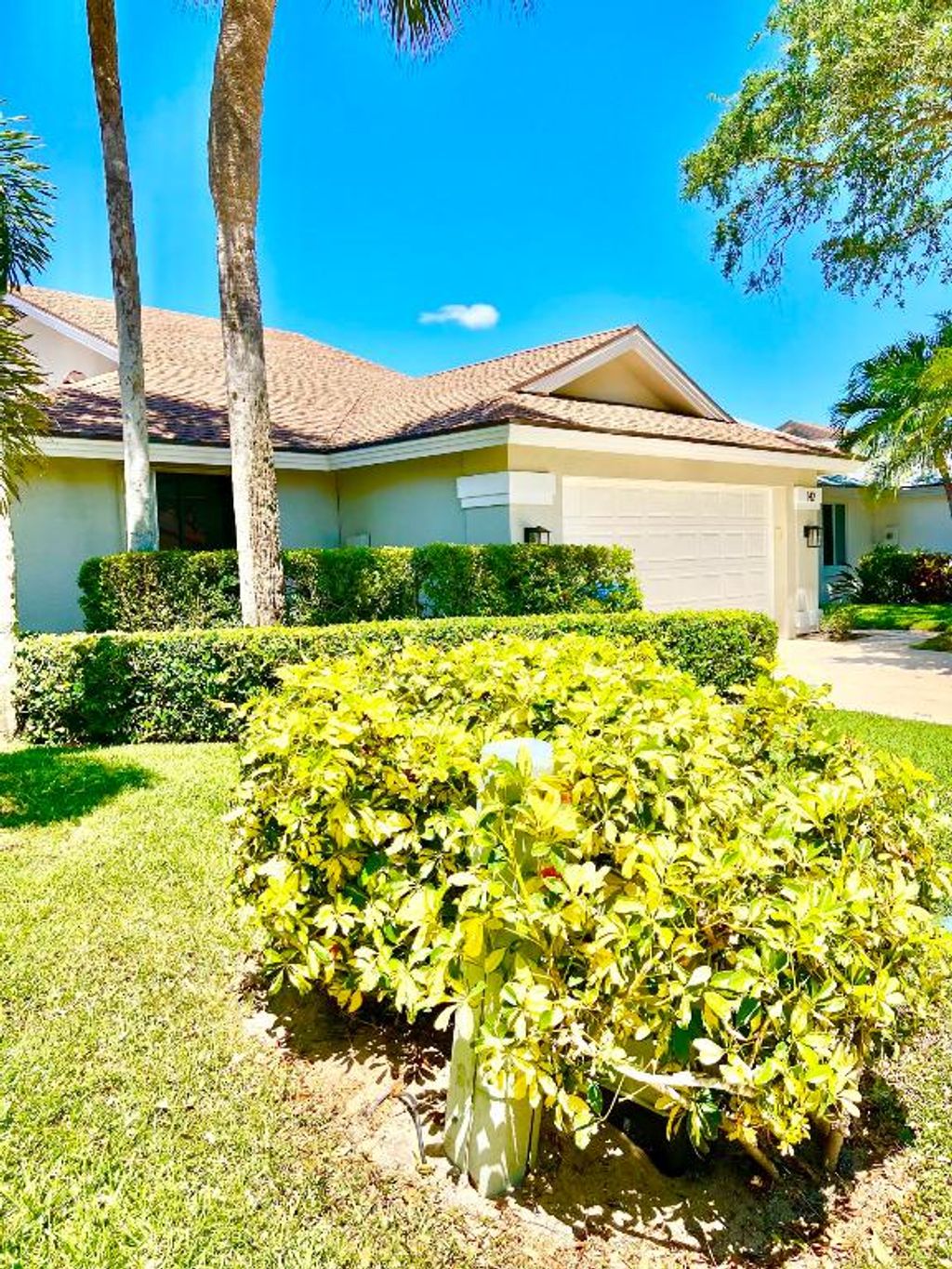 Photo of 142 Cape Pointe Circle, Jupiter, FL 33477 (MLS # R10982188)