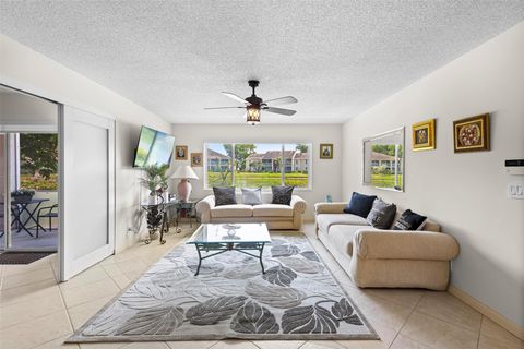 Condominium in Delray Beach FL 13790 Oneida Dr Dr 2.jpg