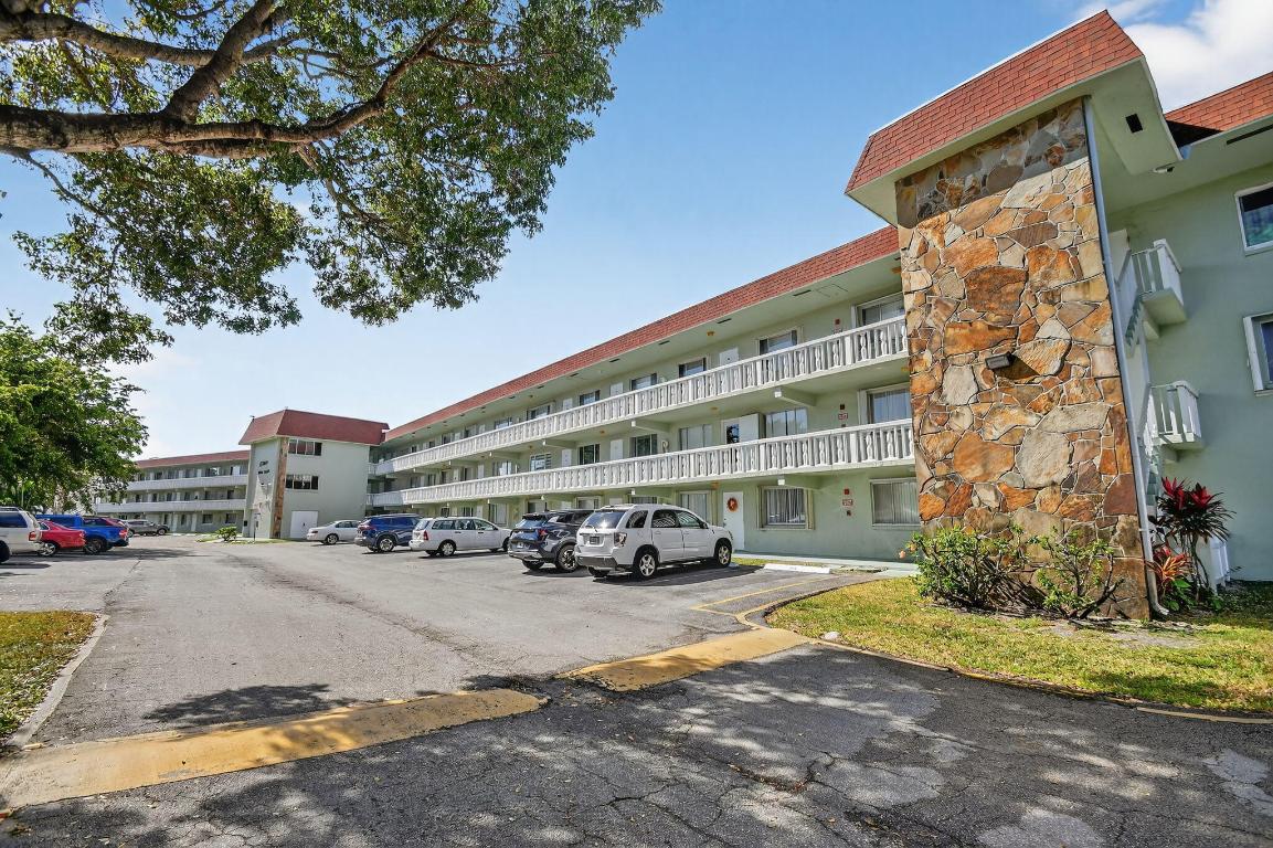 REGAL PALMS OXFORD CONDO - Residential