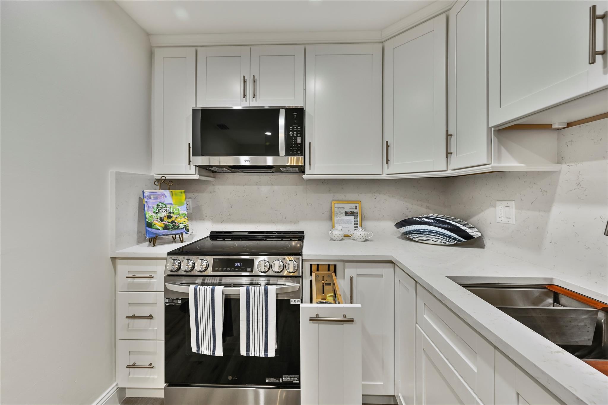 LAUDERDALE WEST - Residential