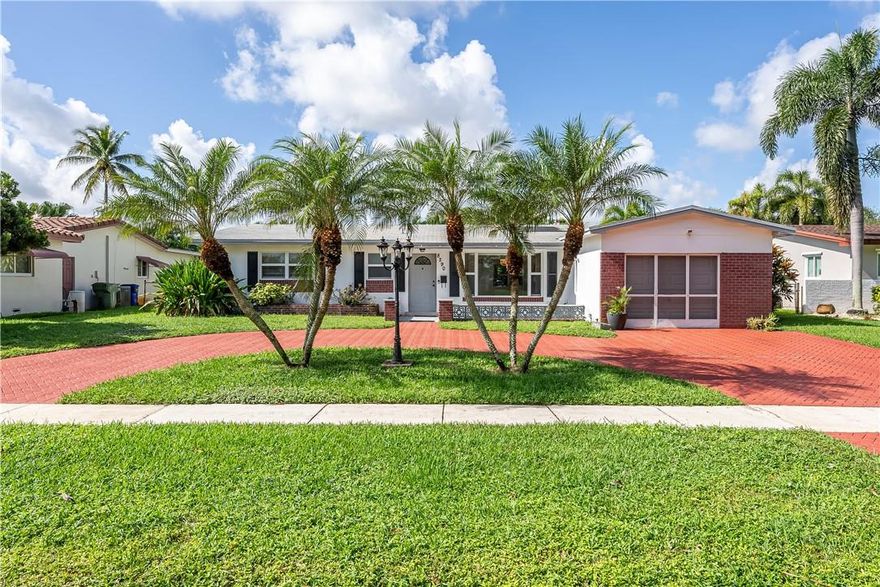 ENTERTAINING BACK UP OFFERS ONLY! SPACIOUS 3/2 POOL HOME with 1 Car Garage and circular driveway. Fenced yard and screened pool. SPACIOUS BEDROOMS. 2ND BEDROOM HAS BUILT IN MURPHY BED AND BOOKCASES. Large Family Room. Formal Dining Room. GREAT FAMILY NEIGHBORHOOD!