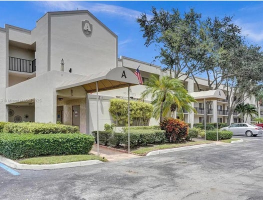 10526 E CLAIRMONT CIR, TAMARAC, FL 33321 - Image b6c8b2cfd2b44c81be252f7e85c66418/3987385741