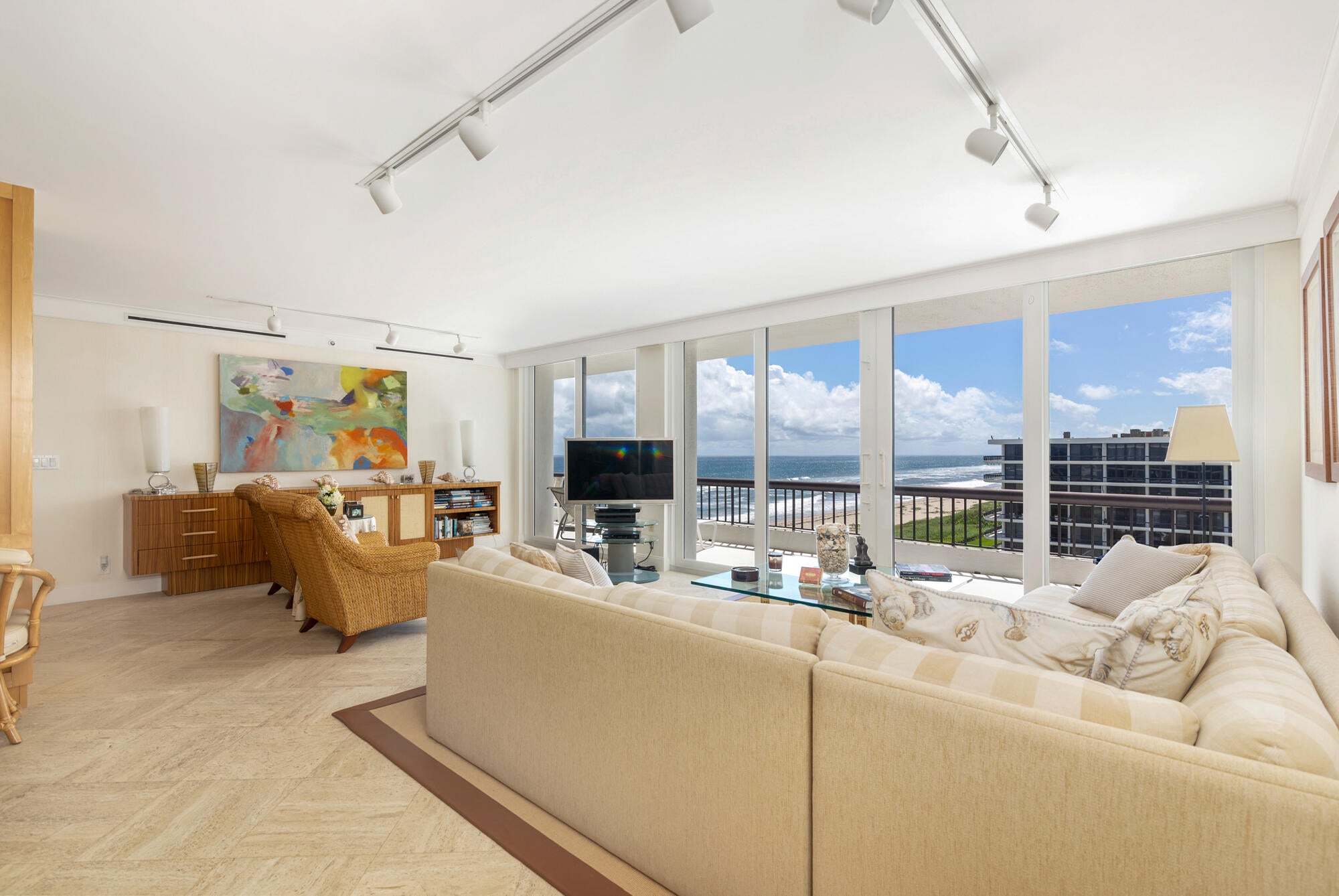 2660 S Ocean Boulevard 705N, Palm Beach, FL, 33480/$2,695,000 2 2660 S Ocean Boulevard 705N