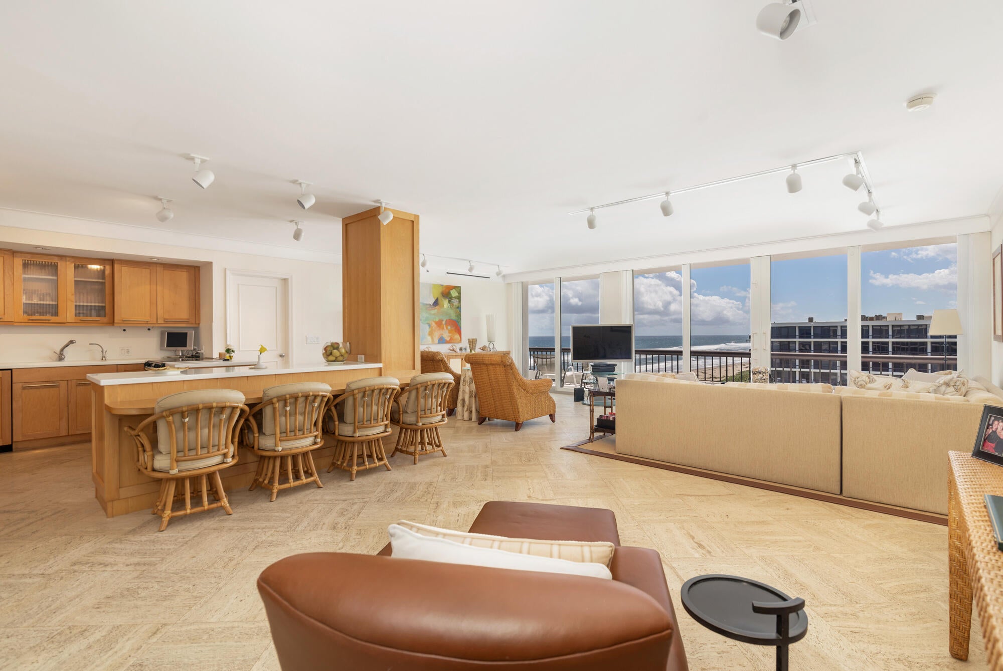 2660 S Ocean Boulevard 705N, Palm Beach, FL, 33480/$2,695,000 4 2660 S Ocean Boulevard 705N