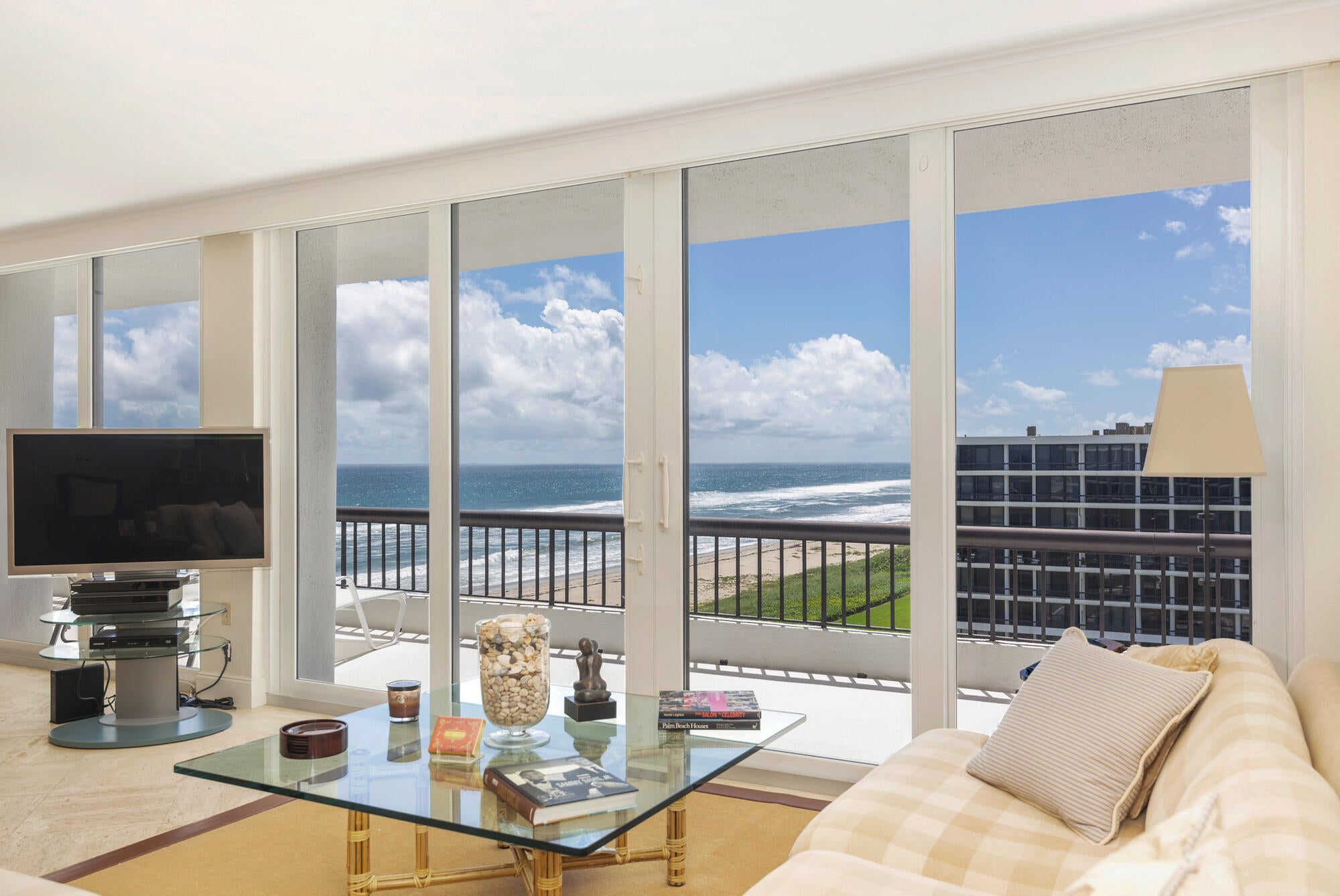 2660 S Ocean Boulevard 705N, Palm Beach, FL, 33480/$2,695,000 3 2660 S Ocean Boulevard 705N