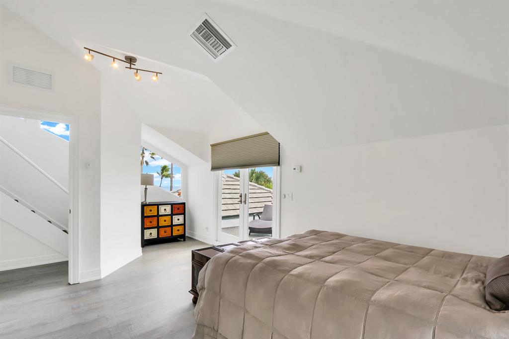 TROPICAL SHORES - Residential