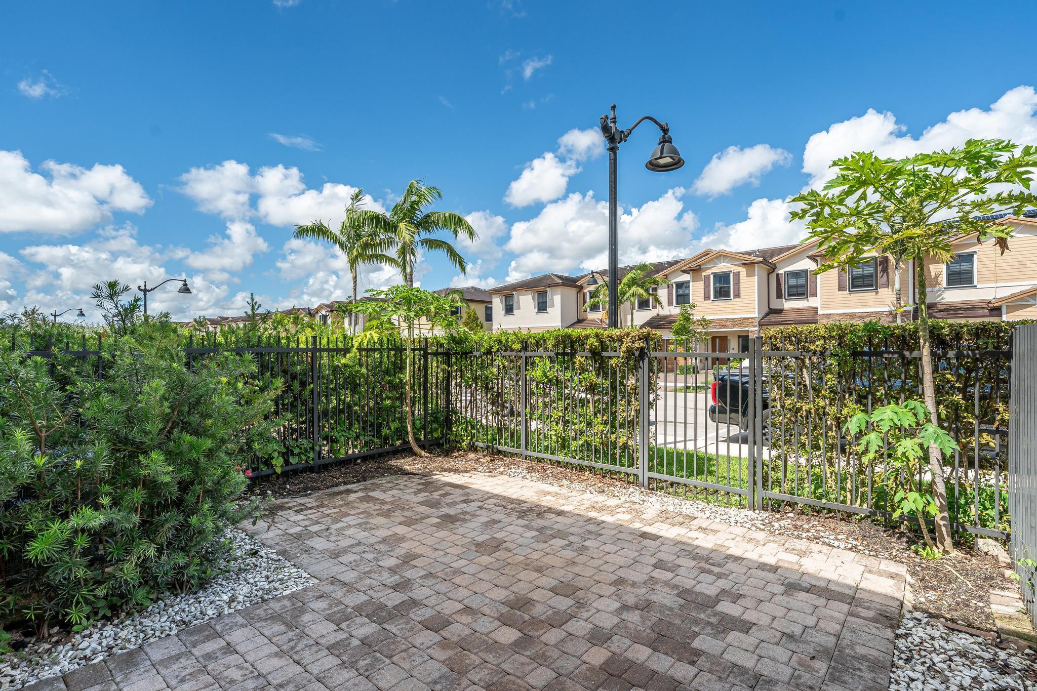 PALOMINO LAKE - Residential