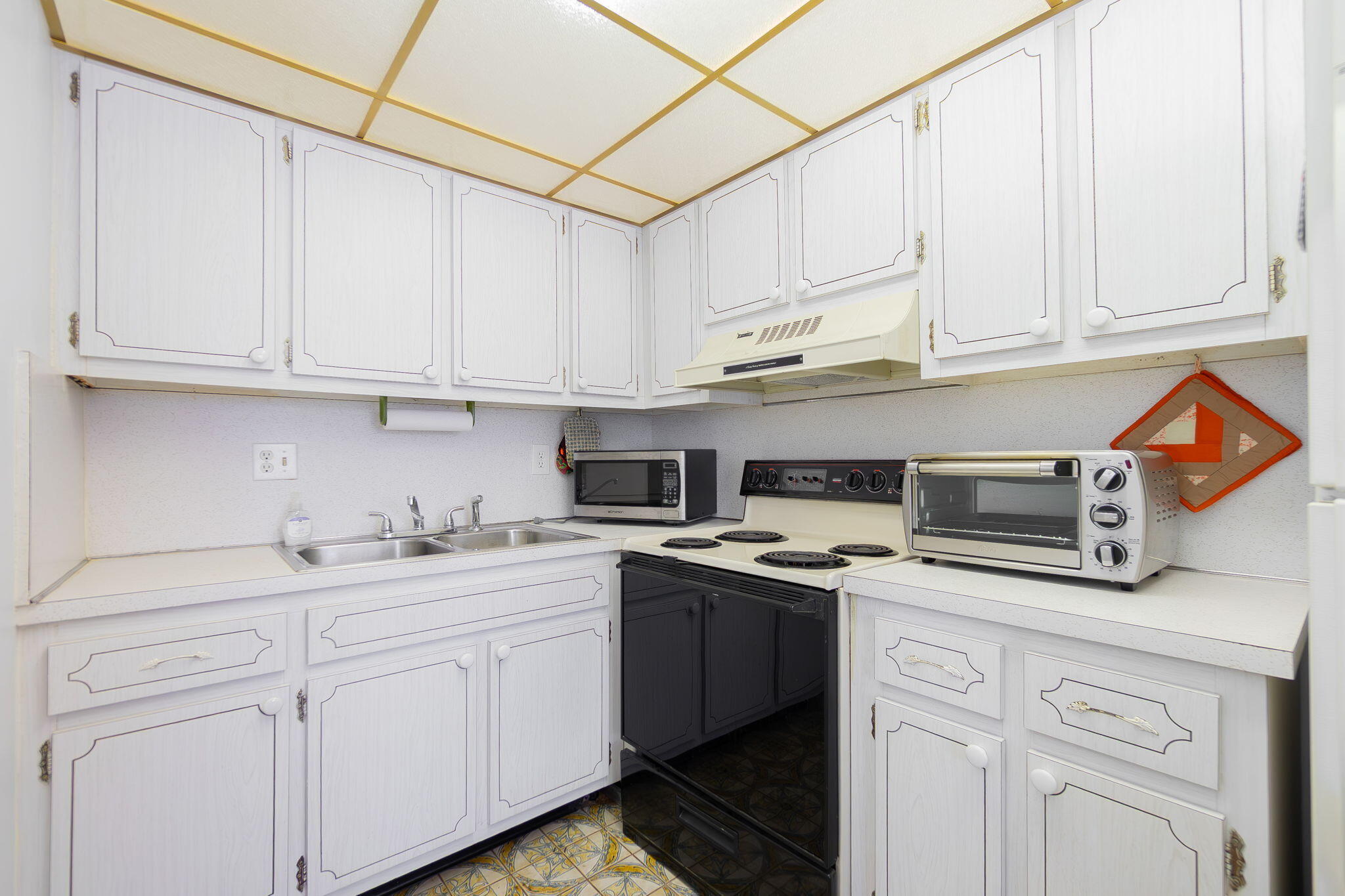 MURRY HILLS APT BLDG CONDO - Residential